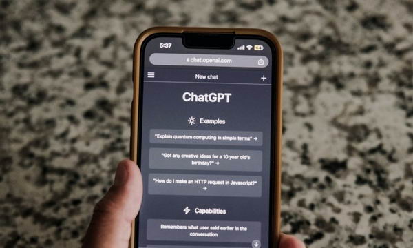 ChatGPT为移动版聊天机器人推出新的语音和图像功能
