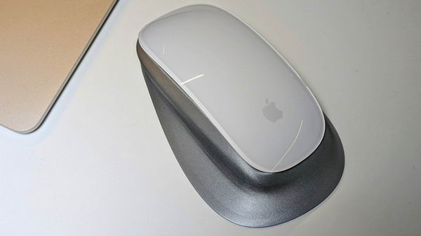 国外大佬将苹果的 Magic Mouse 充电口改为 USB-C