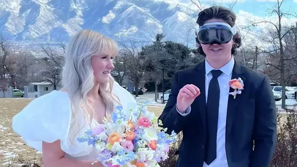 逆天：一位软件工程师戴着苹果 Vision Pro 参加婚礼