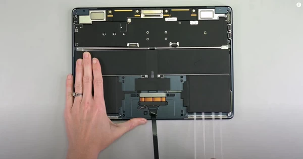 iFixit 拆解 M3 MacBook Air ：电池拆卸获得满分，但使用大量螺丝和支架被扣分插图