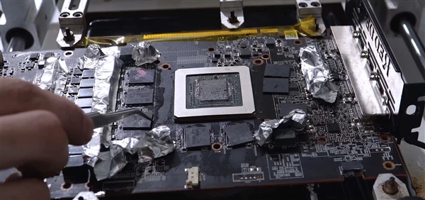 AMD RX 5600 XT显卡解锁256位16GB显存再超频：性能飙升29％