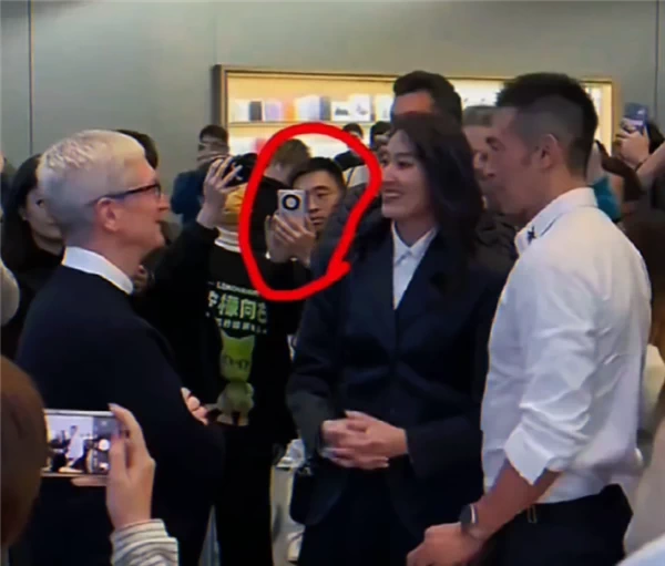苹果CEO库克访问中国：女子手持华为Mate60与其合影插图1