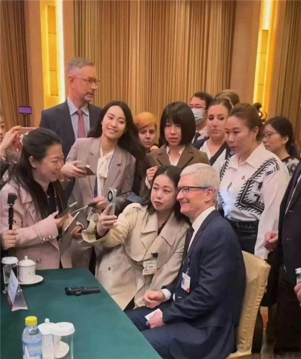 苹果CEO库克访问中国：女子手持华为Mate60与其合影插图