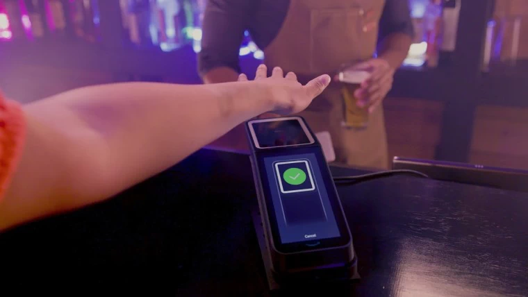 亚马逊的手掌识别技术现在可以用手机设置了