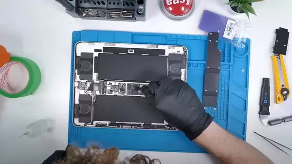 M4 iPad Pro 拆解图显示铜质徽标和高度可修复的内部结构